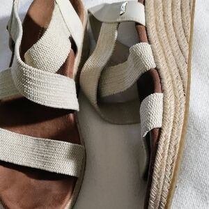 Martha Stewart Sketchers Ladies Cream Sandals Size 9